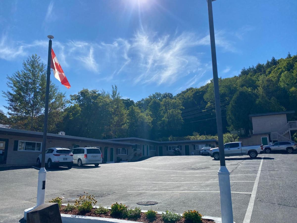 Silver Maple Motel Халибертон Экстерьер фото